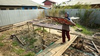 Berkat usahanya, Martinah yang merupakan orang tua tunggal bisa menghidupi ketiga orang anaknya. Selain itu, ia juga bisa membangun tempat tinggalnya sendiri.