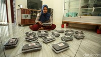 Martinah menjual dendeng rusa tersebut dalam kemasan setengah kilogram atau 500 gr. Harga yang ditawarkan cukup bervariatif tergantung dengan rasanya. Dendeng rasa manis dijual Rp 100 ribu, rasa manis pedas dijual Rp 115 ribu, dan yang asin dijual Rp 120 ribu.