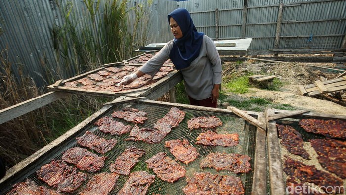 Martinah merupakan salah satu pengusaha dendeng rusa di Desa Seringgu Jaya, Merauke, Papua. Camilan yang renyah dan gurih itu bisa dijadikan buah tangan untuk kolega maupun keluarga.