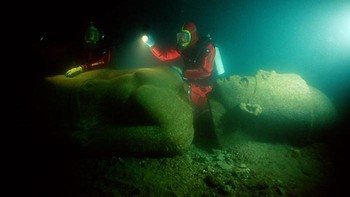 Tahun 2000, Arkeolog Menemukan Kota Heracleion Mesir yang Telah Lama Hilang, Terbengkalai dan Tenggelam ke Laut Selama Lebih dari 1200 Tahun Foto: Demilked