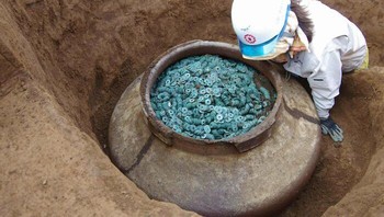 Sebuah Toples Keramik Berisi Ribuan Koin Perunggu Ditemukan Di Situs Kediaman Samurai Abad ke-15 Di Utara Tokyo, Jepang Foto: Demilked