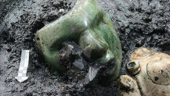 Topeng Batu Serpentine Hijau Berusia 2000 Tahun Ditemukan di Dasar Piramida Matahari, Teotihuacán, Meksiko Foto: Demilked