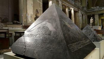 Batu Puncak Piramida Amenemhat III, 1860 SM – 1814 SM Foto: Demilked
