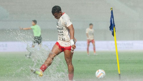 Potret laga antara Dewa United vs Bali United, Jumat (8/12/2023).