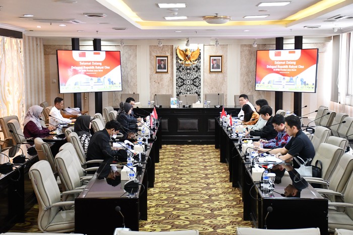 Dewan Perwakilan Rakyat Daerah (DPRD) Jawa Barat (Jabar) menerima kunjungan kerja delegasi Republik Rakyat China (RRC) dalam membahas sektor pertanian dan pengentasan kemiskinan di Jabar.