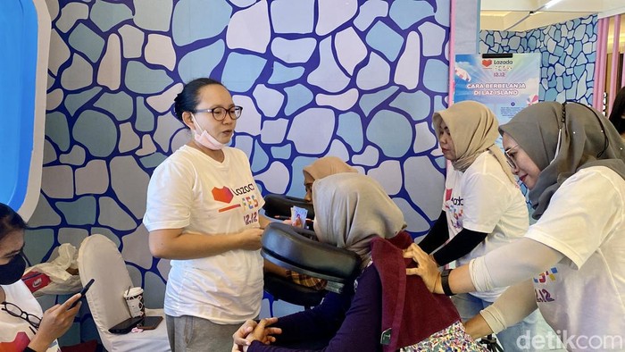 Dry massage di Laz Island Surabaya yang bisa dinikmati gratis setelah melakukan belanja dengan minimal pembelian.