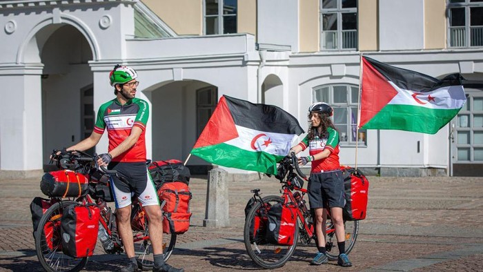 Dua bule Swedia gowes keliling dunia bawa misi perdamaian Sahara Barat. Keduanya Benjamin Ladraa (31) dan Sanna Ghotbi (30) aktivis hak asasi manusia (HAM) yang menyoroti masalah penjajahan Maroko atas Sahara Barat.