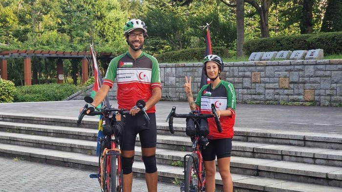 Dua bule Swedia gowes keliling dunia bawa misi perdamaian Sahara Barat. Keduanya Benjamin Ladraa (31) dan Sanna Ghotbi (30) aktivis hak asasi manusia (HAM) yang menyoroti masalah penjajahan Maroko atas Sahara Barat.