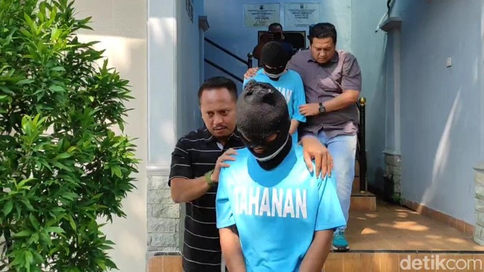 Dua tersangka kasus pembunuhan juragan mainan dan sembako dihadirkan di konferensi pers Mapolres Pemalang, Jumat (8/12/2023).