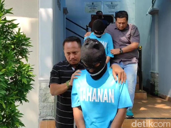 Dua tersangka kasus pembunuhan juragan mainan dan sembako dihadirkan di konferensi pers Mapolres Pemalang, Jumat (8/12/2023).