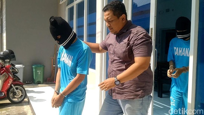 Dua tersangka kasus pembunuhan juragan mainan dan sembako dihadirkan di konferensi pers Mapolres Pemalang, Jumat (8/12/2023).