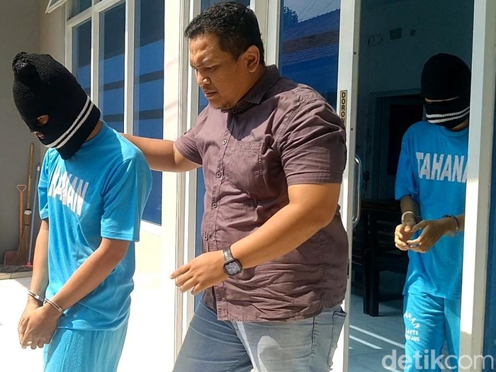Dua tersangka kasus pembunuhan juragan mainan dan sembako dihadirkan di konferensi pers Mapolres Pemalang, Jumat (8/12/2023).