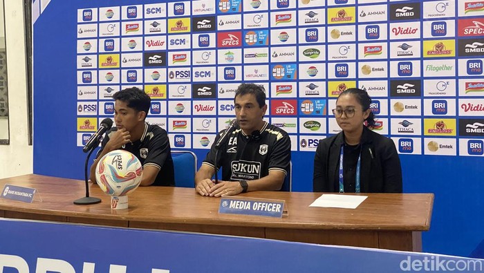 Eduardo Almeida saat sesi jumpa pers usai laga PSS Sleman vs RANS Nusantara di Stadion Maguwoharjo, Sleman, Jumat (8/12/2023).