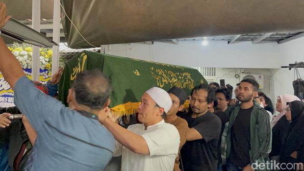 Fatih Unru tiba di rumah duka.