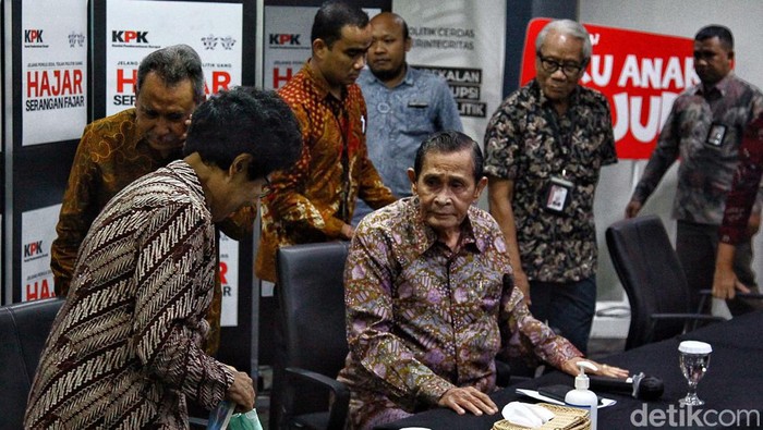 Firli Bahuri Segera Dibawa ke Sidang Kode Etik KPK Dewas KPK menyimpulkan hasil pemeriksaan dugaan pelanggaran etik Firli Bahuri cukup bukti. Firli pun akan dibawa ke sidang etik.