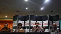 Ketua Dewan Pengawas (Dewas) Komisi Pemberantasan Korupsi (KPK) Tumpak Hatorangan Panggabean didampingi anggota dewas antara lain Syamsuddin Haris (kiri), Albertina Ho (kedua kiri) dan Harjono (kanan) menyampaikan keterangan pers terkait sidang etik Firli Bahuri di Gedung Komisi Pemberantasan Korupsi (KPK), Rasuna Said, Jakarta, Jumat (8/12/2023).