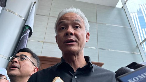 Ganjar Pranowo usai menghadiri acara deklarasi Program Royong untuk Ekonomi Sejahtera dan Inklusif (PROGRESIF) di Gedung Smesco, Jakarta Selatan, Jumat (8/12/2023).