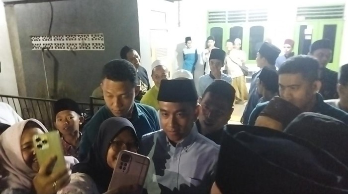 Gibran usai bertemu Abuya Muhtadi di Pandeglang, Banten