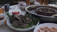 Tapi semua bahan makanan seperti sayur, daging, ikan hingga kuah kaldu diolah secara segar. Foto: Pool/Site