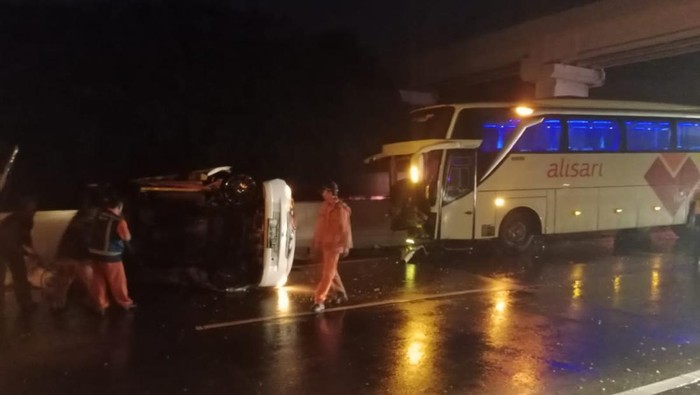 gran max terbalik di tol malang pandaan