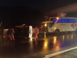 Gran Max Tergelincir dan Terguling di Km 78 Tol Malang-Pandaan
