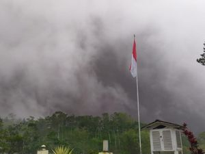 Merapi Muntahkan Awan Panas, Hujan Abu Guyur Selo Boyolali