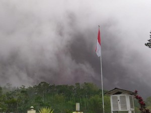 Merapi Muntahkan Awan Panas, 10 Desa di Magelang Diguyur Hujan Abu