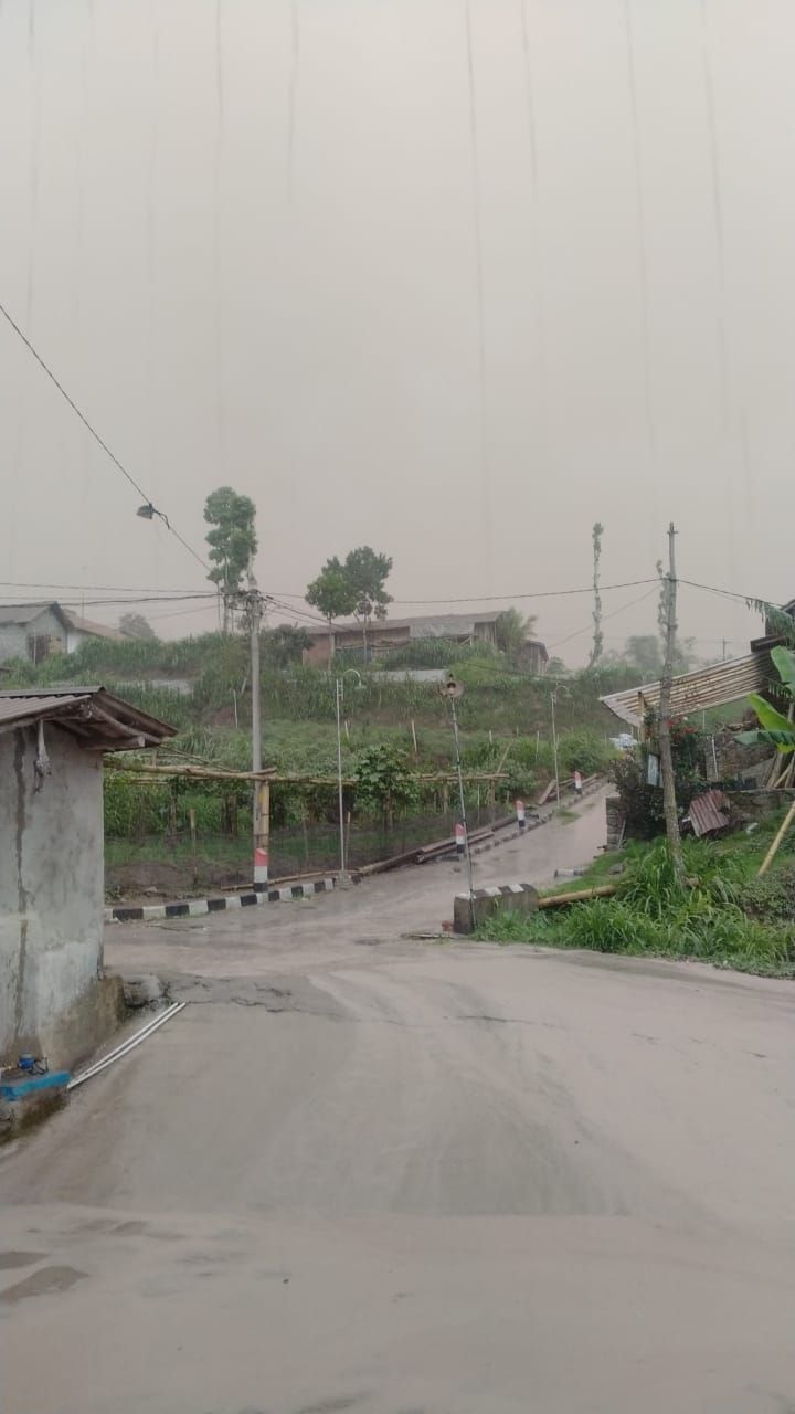 Gunung Merapi mengeluarkan awan panas guguran (APG) pada hari ini, Jumat (8/12) pukul 14.46 WIB.  (Dok. BNPB)