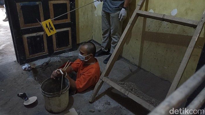 Handono memperagakan mengubur dan mengecor mayat Fitriani
