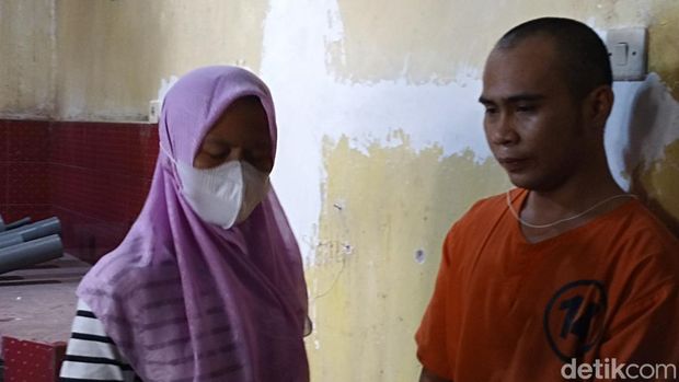 Handono saat bertemu dengan kakaknya Nurul usai menjalani rekonstruksi