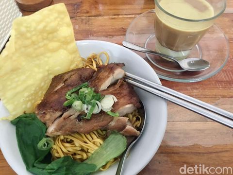Hidden gem kopitiam yang menyajikan bakmi dan kopi enak di Surabaya