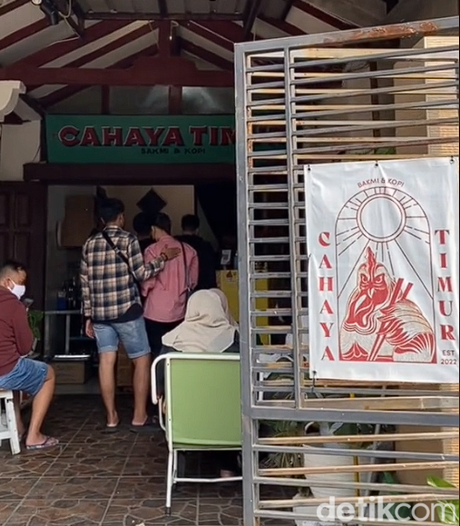 Hidden gem kopitiam yang menyajikan bakmi dan kopi enak di Surabaya