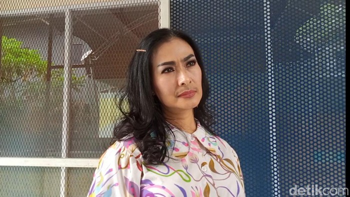 Iis Dahlia saat ditemui di kawasan Trans TV, Jakarta Selatan.