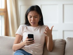 Orang Dewasa Diam-diam Sering Stalking Media Sosial Mantan