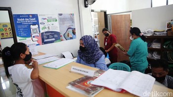 Tak hanya itu, para perawat yang menggunakan masker serta pakaian serba putih itu dengan cekatan memberikan pelayanan kepada pasien yang membutuhkan perawatan. Berbagai informasi yang dibutuhkan oleh pasien pun diberikan oleh para perawat yang berjaga. 