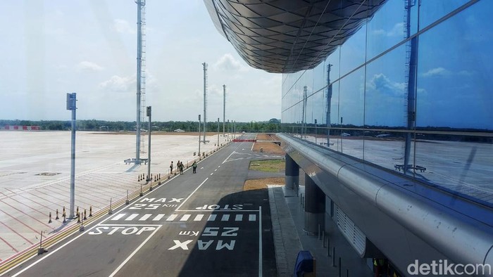 Intip Megahnya Bandara Dhoho Kediri Bikinan Gudang Garam Pembangunan Bandara Dhoho di Kediri hampir rampung. Dari sisi desain bagian luar, bandara ini mengusung konsep modern namun masih ada sentuhan budaya.