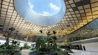 Sekilas, bandara ini mengingatkan akan desain Bandara Changi International Airport di Singapura.  