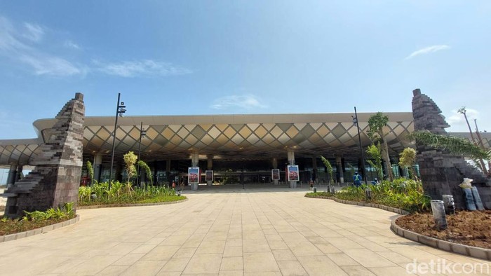 Intip Megahnya Bandara Dhoho Kediri Bikinan Gudang Garam Pembangunan Bandara Dhoho di Kediri hampir rampung. Dari sisi desain bagian luar, bandara ini mengusung konsep modern namun masih ada sentuhan budaya.