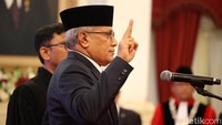 Marthinus Hukom disumpah di hadapan Jokowi.  