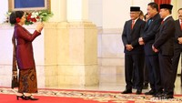 Irjen Marthinus sempat foto bersama dengan Petrus R Golose seusai dilantik menjadi Kepala BNN.  