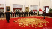 Jokowi melantik Marthinus Hukom sebagai Kepala Badan Narkotika Nasional di Istana Negara, Jakarta, Jumat (8/12/2023)