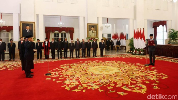 Presiden Joko Widodo (Jokowi) melantik Irjen Marthinus Hukom sebagai Kepala Badan Narkotika Nasional (BNN) yang baru di Istana Negara, Jakarta, JUmat (8/12/2023). Ia menggantikan Komjen Petrus R Golose.