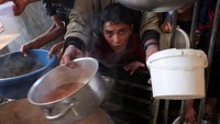 Sejak jeda pertempuran berakhir pada Jumat (1/12), Israel telah melanjutkan aksi pengeboman skala besar di Gaza, yang oleh penduduk Khan Younis digambarkan sebagai gelombang serangan terberat sejauh ini. REUTERS/Ibraheem Abu Mustafa.