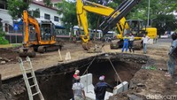Dinas Pekerjaan Umum, Penataan Ruang, Perumahan dan Kawasan Permukiman (DPUPRPKP) Kota Malang memasang box culvert untuk memperbaiki aspal Jalan Bandung Kota malang yang ambles.