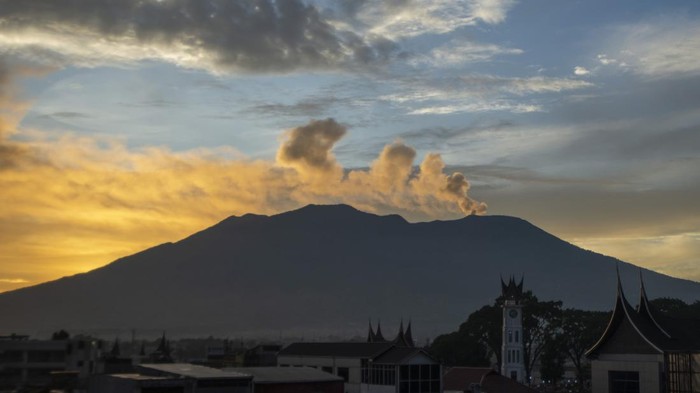 Warga melintas di depan tanda penutupan jalur pendakian Gunung Marapi di Nagari Batu Palano, Agam, Sumatera Barat, Jumat (8/12/2023). Balai Konservasi Sumber Daya Alam (BKSDA) Sumatera Barat selaku pengelola menutup jalur pendakian Taman Wisata Alam (TWA) Gunung Marapi pasca erupsi pada Minggu (3/12) hingga waktu yang tidak ditentukan.  ANTARA FOTO/Iggoy el Fitra/Spt.