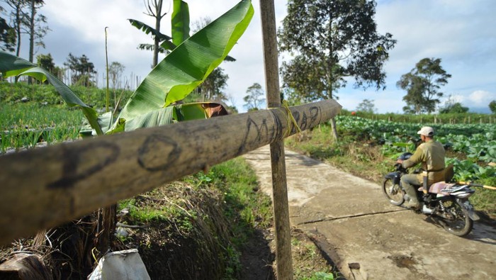 Jalur Pendakian Marapi Ditutup, Begini Kondisinya Warga melintas di depan tanda penutupan jalur pendakian Gunung Marapi di Nagari Batu Palano, Agam, Sumatera Barat, Jumat (8/12/2023). Balai Konservasi Sumber Daya Alam (BKSDA) Sumatera Barat selaku pengelola menutup jalur pendakian Taman Wisata Alam (TWA) Gunung Marapi pasca erupsi pada Minggu (3/12) hingga waktu yang tidak ditentukan. ANTARA FOTO/Iggoy el Fitra/Spt.