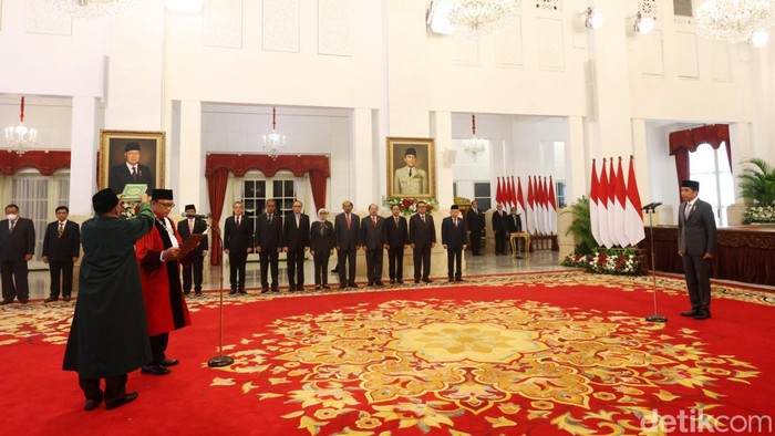 Jokowi Lantik Ridwan Mansyur Sebagai Hakim MK Presiden Joko Widodo melantik Ridwan Mansyur sebagai Hakim Mahkamah Konstitusi, di Istana Negara, Jakarta, Jumat (08/12/2023).