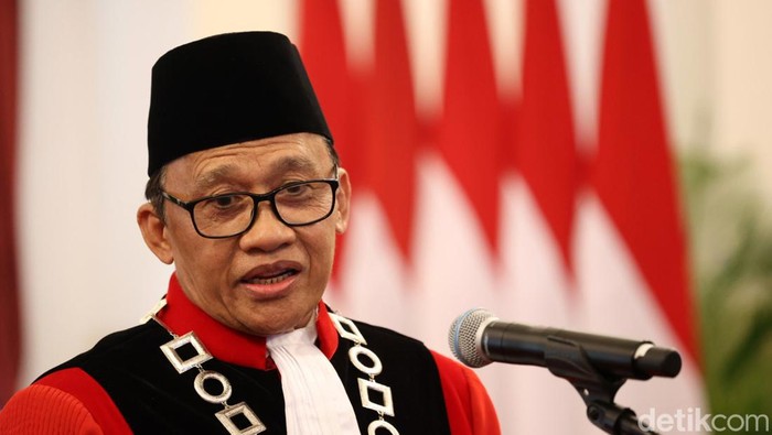 Presiden Joko Widodo melantik Ridwan Mansyur sebagai Hakim Mahkamah Konstitusi, di Istana Negara, Jakarta, Jumat (08/12/2023).