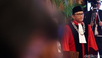  Ridwan merupakan hakim karier yang malang melintang di dunia peradilan.