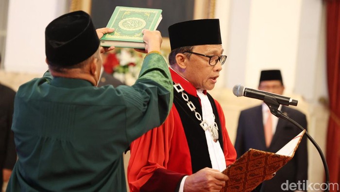 Presiden Joko Widodo melantik Ridwan Mansyur sebagai Hakim Mahkamah Konstitusi, di Istana Negara, Jakarta, Jumat (08/12/2023).